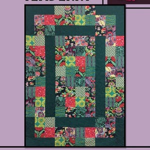 Könnte beinhalten: Ein Quilt mit einem Patchwork-Design mit Blumenmustern in Rot, Grün, Gelb und Schwarz. Der Quilt wird von einem dunkelgrünen Rand umrahmt, und das Wort "TEABERRY" steht oben. Eine rosa Rose befindet sich in der oberen rechten Ecke.