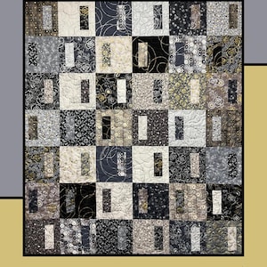 Puede incluir: Un patrón de colcha llamado "Truffles" de Heidi Cook para Villa Rosa Designs. La colcha está hecha de cuadrados negros, blancos y grises con una variedad de patrones. La colcha está rodeada por un borde dorado.