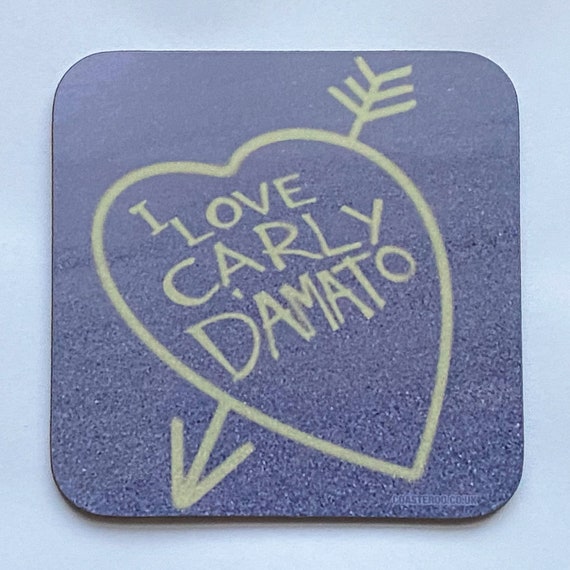 THE INBETWEENERS - Drinks Coaster "I Love Carly D'Amato" - Hardboard / Gloss Finish - Original unofficial TV themed design