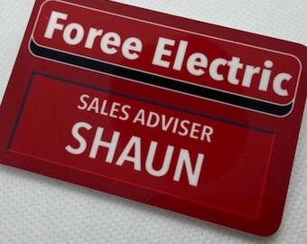 Könnte beinhalten: Roter Namensschild mit schwarzem Rand, auf dem "Foree Electric" in weißen Buchstaben steht. Darunter steht in weißen Buchstaben "Sales Advisor" und "SHAUN".