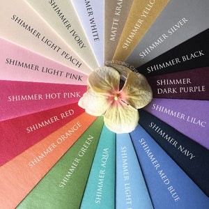 Puede incluir: Una carta de colores de sobres, con el texto "ENVELOPE COLORS" en la parte inferior. Los colores incluyen blanco brillante, marfil brillante, kraft mate, oro amarillo brillante, plata brillante, negro brillante, morado oscuro brillante, lila brillante, azul marino brillante, azul medio brillante, azul claro brillante, aqua brillante, verde brillante, naranja brillante, rojo brillante, rosa brillante, rosa claro brillante y melocot&oacute;n claro brillante.
