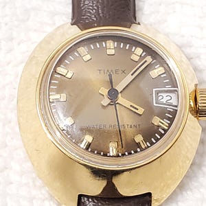 Vintage Timex Gold Plated Wind Up Analog Women&#39;s Watch Brown Dial Plastic Strap