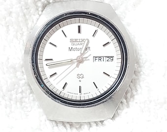 Reloj Seiko SQ Vintage para hombre con fecha y día, de cuarzo, de acero inoxidable, 4 joyas y esfera plateada.