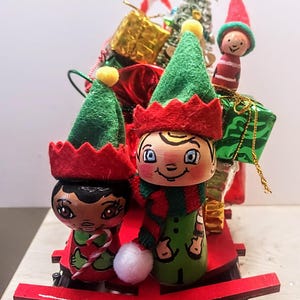 Santa&#39;s Elves & Sled