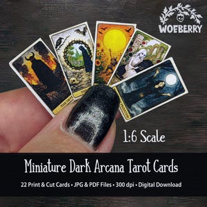 Può includere: Miniature Dark Arcana Tarot Cards, con illustrazioni dettagliate a tema gotico e mistico. Le carte sono tenute in mano, mostrando l'opera d'arte e il testo "THE DEVIL" e "THE PRIESTESS". L'immagine include il testo "1:6 Scale" e "WOEBERRY".