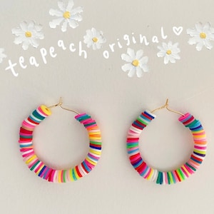 Regenbogen bunte Creolen | bunte Creolen; lustige Ohrringe; Strandschmuck; Sommerreifen; leichte Creolen; Muttertag, Stolz
