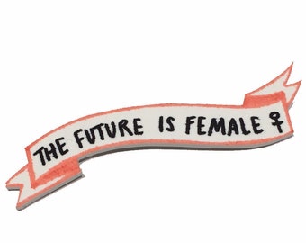 Può includere: Uno striscione rosa e bianco con il testo "THE FUTURE IS FEMALE" e un simbolo femminile.
