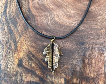 Handgefertigte Blatt Halskette | Leder | Textur