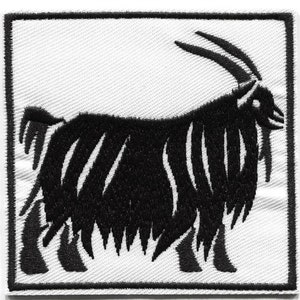 Puede incluir: Parche bordado en blanco y negro de una cabra con pelo largo y cuernos. La cabra está mirando hacia la derecha y está de pie sobre un fondo blanco.