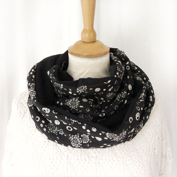 Foulard femme noir et fleurs blanches snood écharpe légère col double tour de cou idéal en intersaison