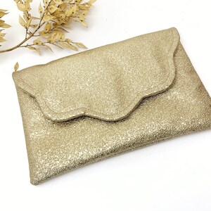 Pochette enveloppe dorée idéale pour un mariage ou une soirée image 6