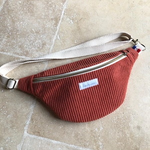 Sac banane en velours côtelé terracotta modèle compact idéal pour emporter l’essentiel
