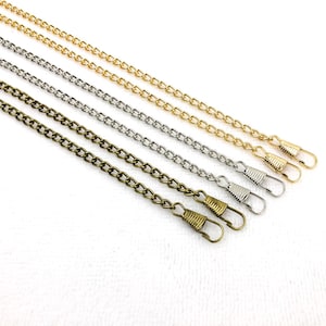 K&ouml;nnte beinhalten: Drei verschiedene Kettenstile mit Verschl&uuml;ssen. Die Ketten sind gold, silber und bronzefarben.