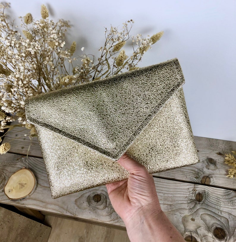 Pochette enveloppe dorée idéale pour un mariage ou une soirée image 6