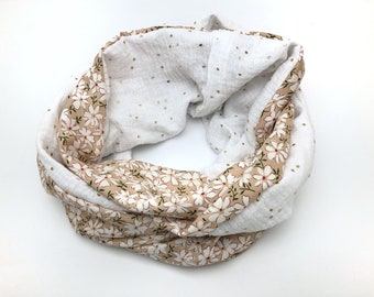 Schal-Snood-Halstuch. Weißer und geblümter Damenschal in Puderrosa, perfekt für jede Jahreszeit