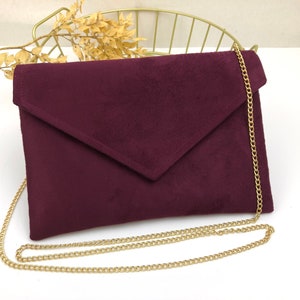 Pochette enveloppe bordeaux prune idéale pour ranger l’essentiel pour une soirée