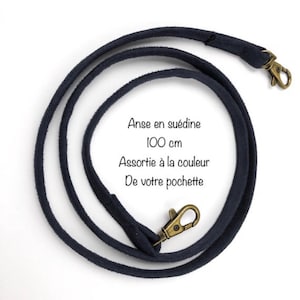 K&ouml;nnte beinhalten: Ein dunkelblaues Wildlederband mit goldenen Metallschlie&szlig;en. Das Band ist 100 cm lang. Anse en su&eacute;dine 100 cm Assortie &agrave; la couleur De votre pochette