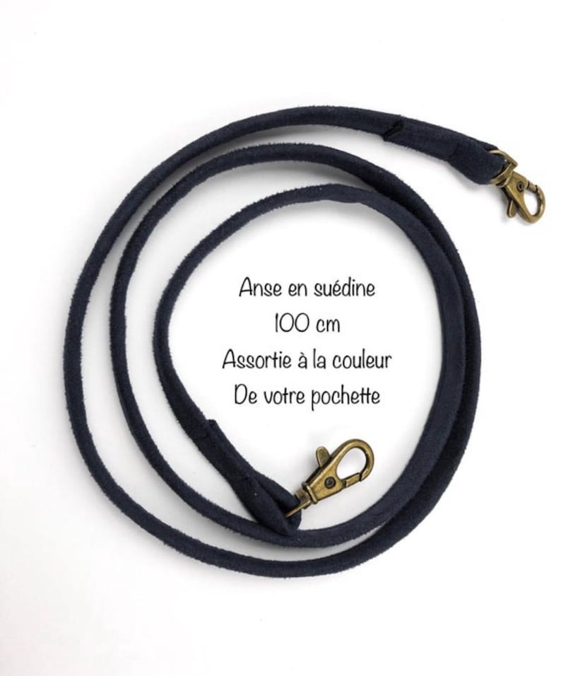 K&ouml;nnte beinhalten: Ein dunkelblaues Wildlederband mit goldenen Metallschlie&szlig;en. Das Band ist 100 cm lang. Anse en su&eacute;dine 100 cm Assortie &agrave; la couleur De votre pochette