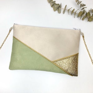K&ouml;nnte beinhalten: Eine beige, gr&uuml;ne und goldene Clutch mit einem goldenen Kettenriemen. Die Clutch hat ein geometrisches Design mit einem goldenen Akzent.
