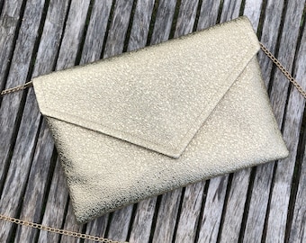 Goldene Clutch mit Umschlag, ideal für eine Hochzeit oder einen Abend