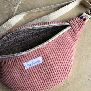 Sac banane en velours côtelé rose modèle compact idéal pour emporter l’essentiel
