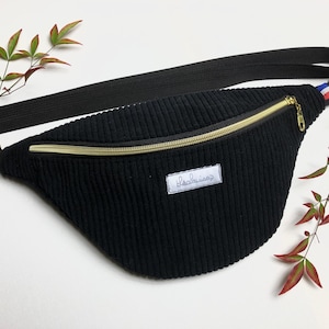 Sac banane velours côtelé noir modèle compact idéal pour emporter l’essentiel
