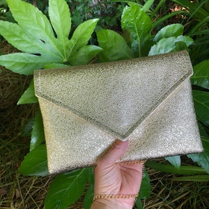 Pochette enveloppe dorée idéale pour un mariage ou une soirée image 5