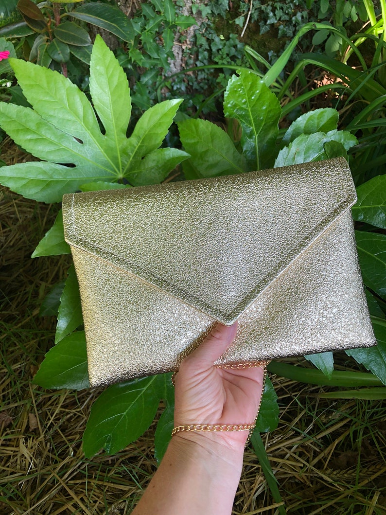 Pochette enveloppe dorée idéale pour un mariage ou une soirée image 5