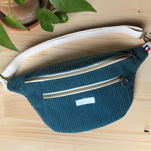 Women&#39;s L/XL duck blue corduroy fanny pack with front pocket