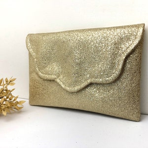 Pochette enveloppe dorée idéale pour un mariage ou une soirée image 1