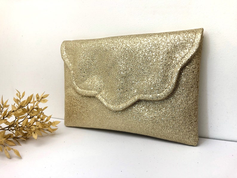 Pochette enveloppe dorée idéale pour un mariage ou une soirée image 1