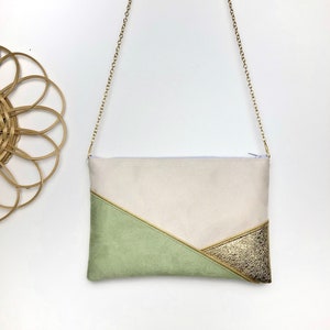 K&ouml;nnte beinhalten: Eine beige, gr&uuml;ne und goldene Clutch mit einer goldenen Kettenkette.
