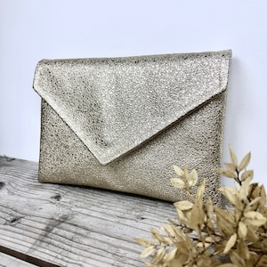 Pochette enveloppe dorée idéale pour un mariage ou une soirée image 7