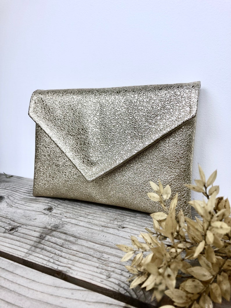 Pochette enveloppe dorée idéale pour un mariage ou une soirée image 7