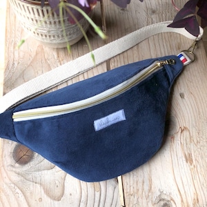 Sac banane bleu marine modèle compact en velours