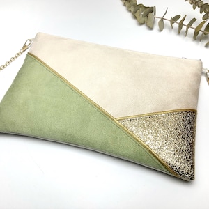 K&ouml;nnte beinhalten: Eine beige, gr&uuml;ne und goldene Clutch mit einer goldenen Kettenkette. Die Tasche hat ein geometrisches Design mit einer dreieckigen Form.