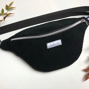 Sac banane velours côtelé noir zip argenté modèle compact idéal pour emporter l’essentiel