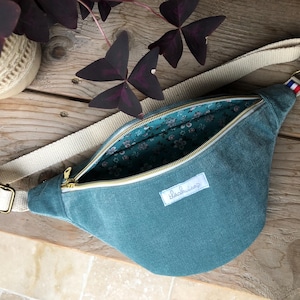 Sac banane bleu sauge modèle compact en velours milleraie