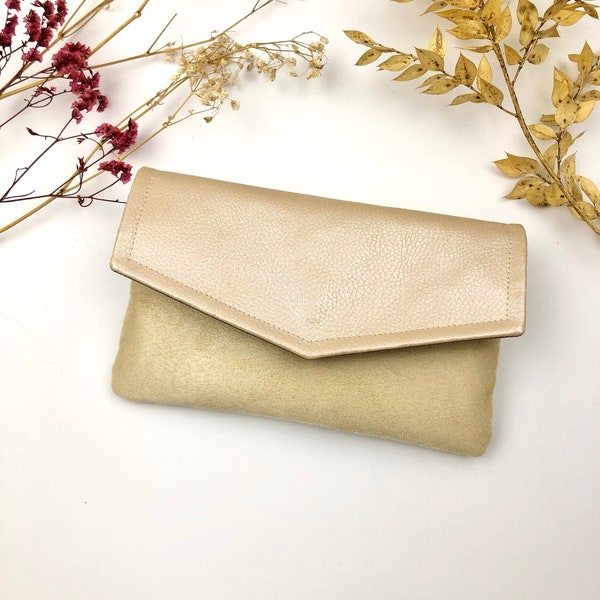 Portefeuille beige nacré , porte chéquier, compagnon de sac pour femme pour ranger vos papiers vos masques votre chéquier votre monnaie