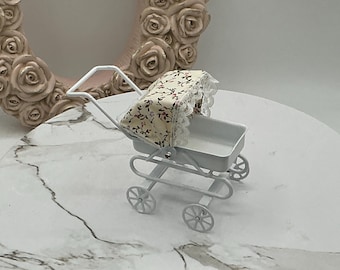 Cochecito de bebé en miniatura I Miniatura a escala 1:12 I Accesorios para la habitación de los niños en miniatura I Habitación de los niños en miniatura