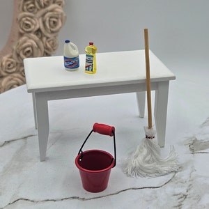 Fregona en miniatura I Fregona en miniatura para casa de muñecas I Cubo de limpieza rojo en miniatura I Escala 1:12