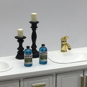 Miniatyr toalettartiklar till dockskåpet I Miniatyrmunskölj med väteperoxid och ibuprofen I Miniatyrvårdsprodukter I Nödvändigheter i skala 1:12 Blue Mouthwash