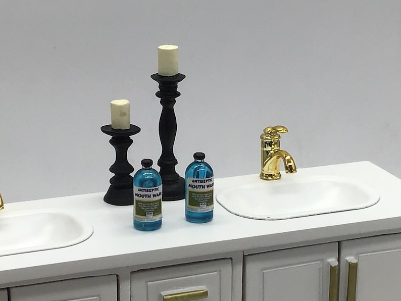 Miniatyr toalettartiklar till dockskåpet I Miniatyrmunskölj med väteperoxid och ibuprofen I Miniatyrvårdsprodukter I Nödvändigheter i skala 1:12 Blue Mouthwash