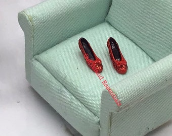 1 Par de Sapatos Femininos Vermelho Rubi com Glitter para Casa de Bonecas | Sapatos em Miniatura para Bonecas | Sapatos em Miniatura | Acessórios em Miniatura para Casa de Bonecas na Escala 1:12