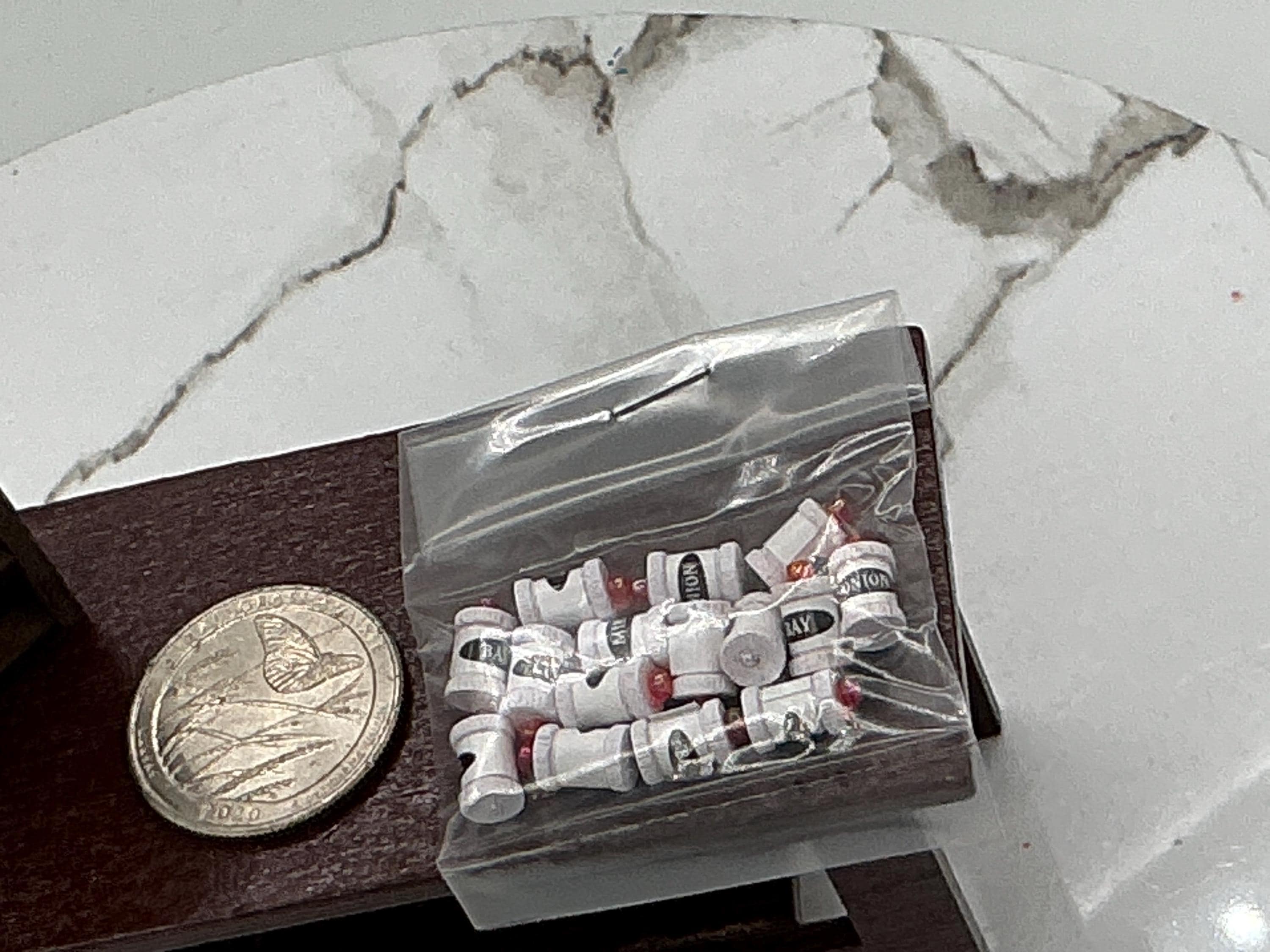 Mini Gewürzregal Mit 4 Flaschen – Puppenhaus-Dekoration Im Maßstab 1:12, 5,5x3,7x2 Cm