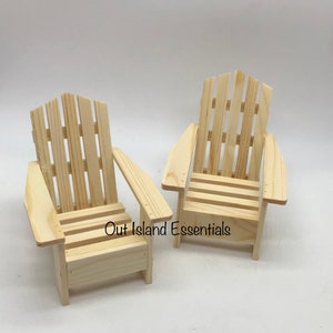Puede incluir: Dos sillas Adirondack de madera sin terminar. Las sillas son de madera natural y tienen un dise&ntilde;o sencillo. Las sillas son perfectas para agregar un toque de encanto r&uacute;stico a cualquier espacio exterior. Out Island Essentials.