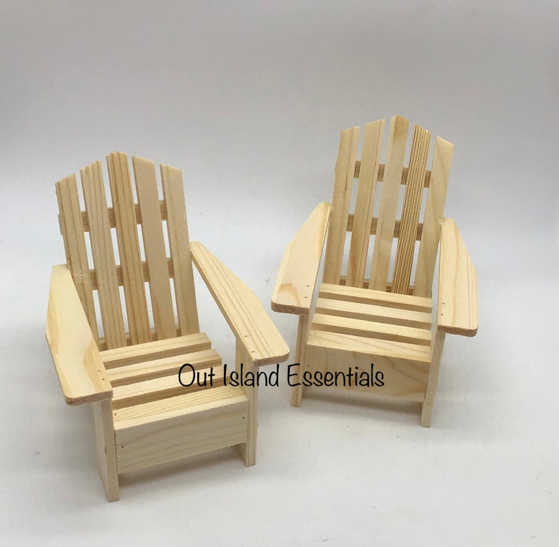 Puede incluir: Dos sillas Adirondack de madera sin terminar. Las sillas son de madera natural y tienen un dise&ntilde;o sencillo. Las sillas son perfectas para agregar un toque de encanto r&uacute;stico a cualquier espacio exterior. Out Island Essentials.