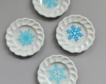 4 piezas Platos navideños estriados en miniatura I Platos navideños para casa de muñecas I Decoración navideña en miniatura I Platos en miniatura I Muñeca a escala 1:12
