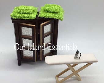 Mesa De Planchar Plegable En Miniatura Para Casa De Muñecas – Accesorio Realista De Aleación, Ideal Para Sala De Lavandería, Jardín De Hadas O Proyectos DIY (10.6 X 8 Cm)