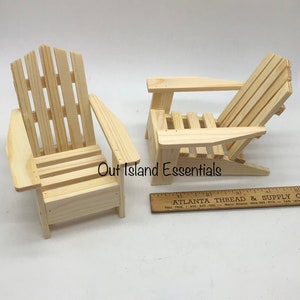 Puede incluir: Dos sillas Adirondack de madera sin terminar. Las sillas son de madera natural y est&aacute;n listas para ser pintadas o te&ntilde;idas. Las sillas miden aproximadamente 30 cm de alto y 25 cm de ancho. Out Island Essentials.